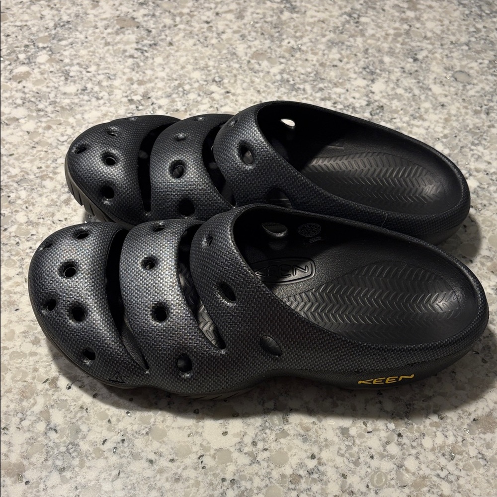 Keen Black Men's Slip-On Clogs